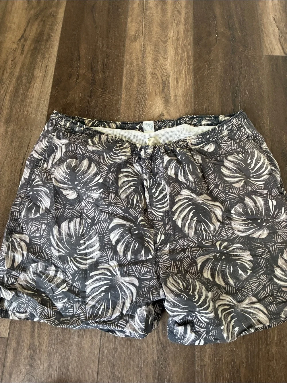 Men’s Gray Tropical Print Pull-On Shorts